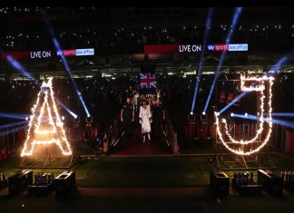 A Tale of 2 champions: Anthony Joshua and eLumen8 LED Tour Batten TW